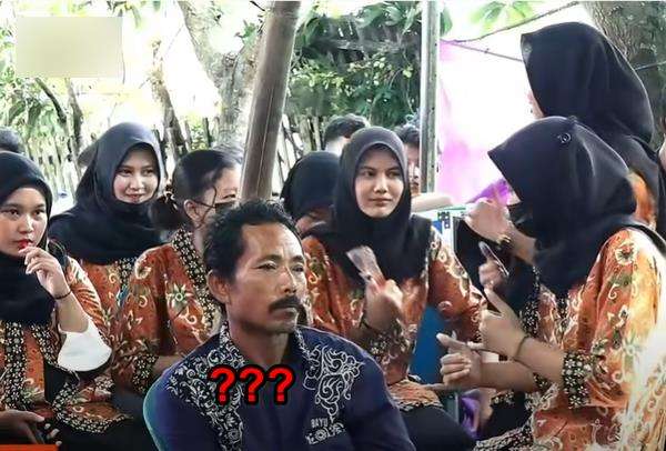 Awalnya malu mau joget, tapi lama-lama asyik juga.