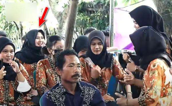 Salfok dengan cewek yang ada di barisan paling belakang.
