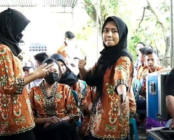 Awalnya malu mau joget, tapi lama-lama asyik juga.