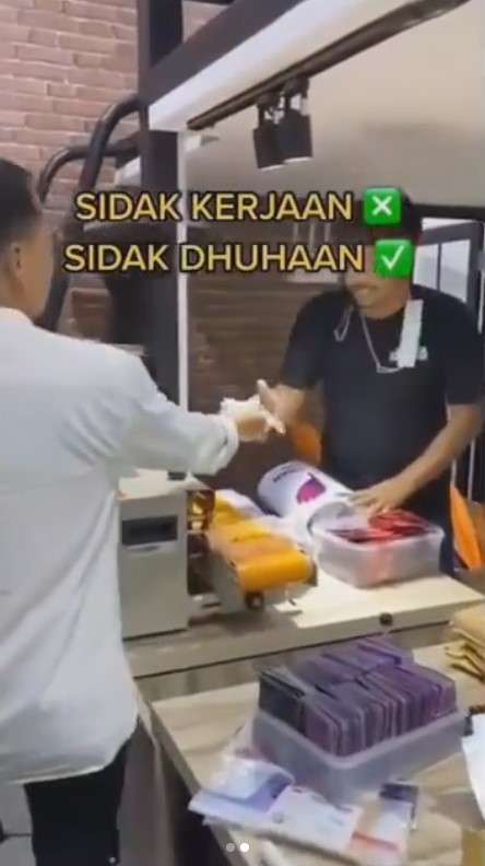 Taqy malik bagi-bagi uang