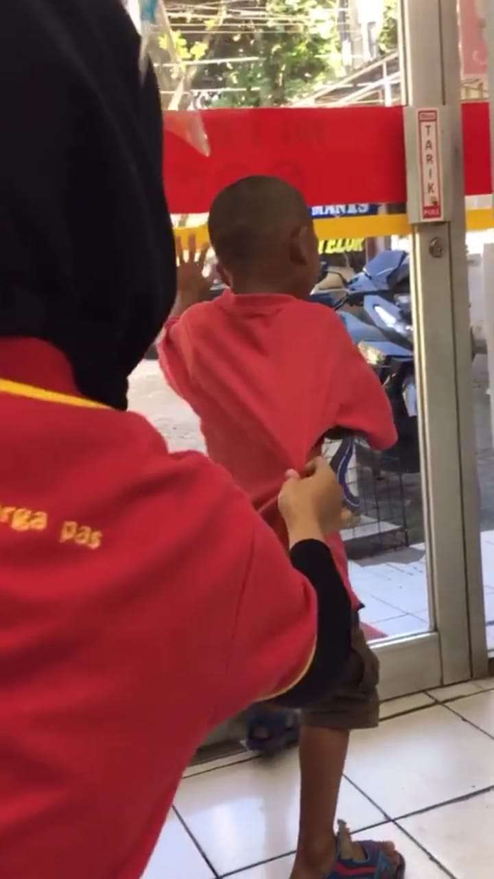 Bocah Botak yang Berusaha Kabur