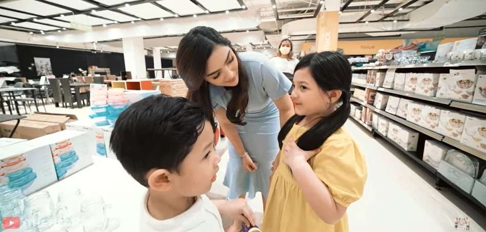 Ashanty bersama putrinya dan putranya Ashanty bersama putrinya dan putranya
