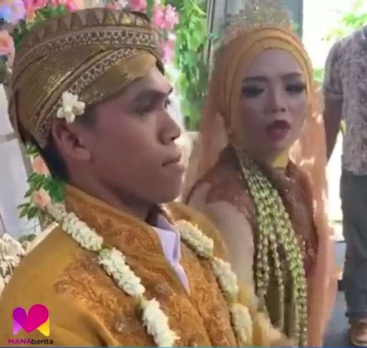 Pengantin Wanita Memarahi Suaminya di Pelaminan