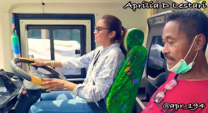 Sopir bus sendiri Sopir bus sendiri