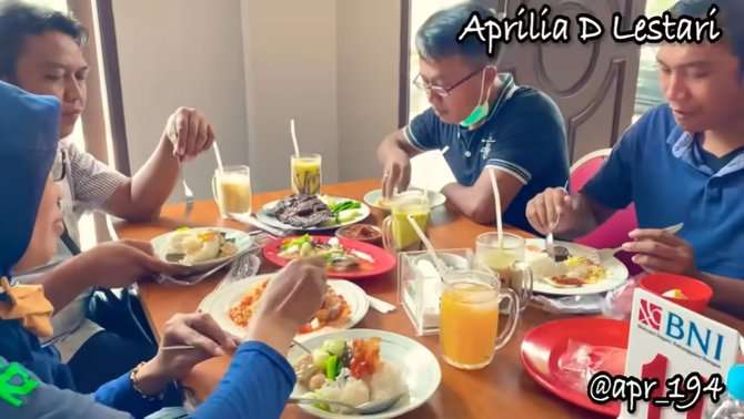 Makan di restoran bersama Makan di restoran bersama