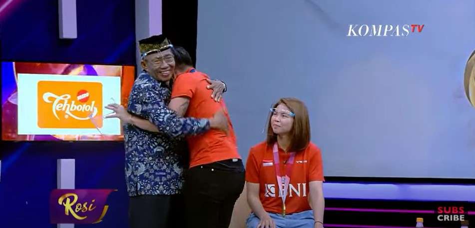 momen Apriyani bertemu ayahnya momen Apriyani bertemu ayahnya