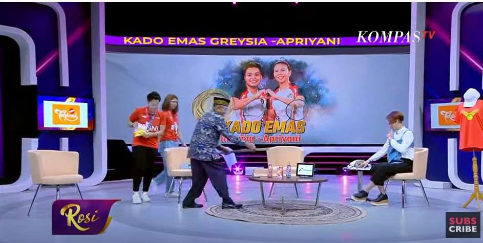 Greysia Polii mengambilkan tisu Greysia Polii mengambilkan tisu