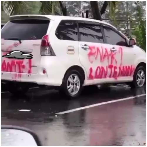 Mobil Dicoret-coret Pakai Pilok Merah