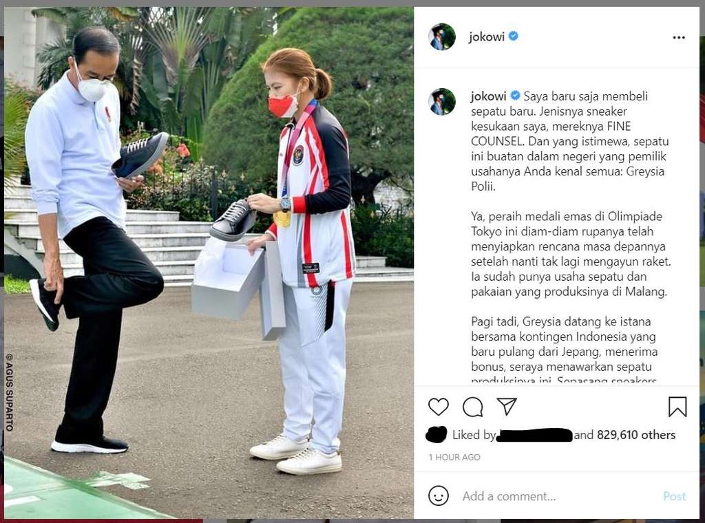 Presiden Jokowi menerima hadiah sepatu sneakers dari Greysia Polii