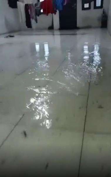 WC mudal airnya keluar semua hingga sebabkan banjir.