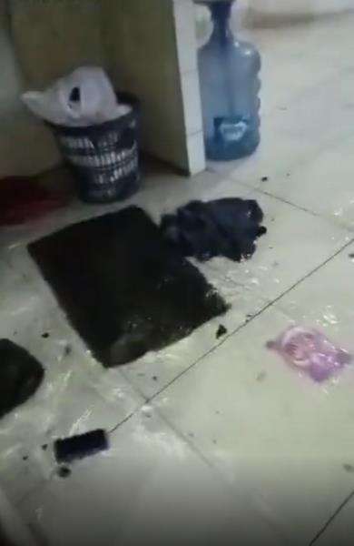 WC mudal airnya keluar semua hingga sebabkan banjir.