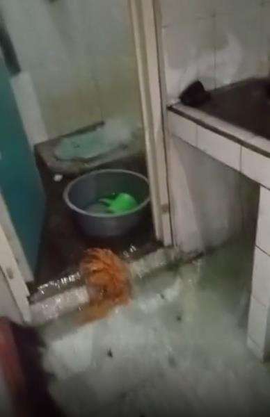WC mudal airnya keluar semua hingga sebabkan banjir.