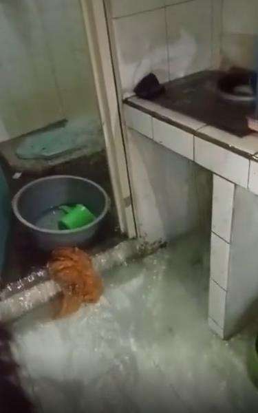 WC mudal airnya keluar semua hingga sebabkan banjir.