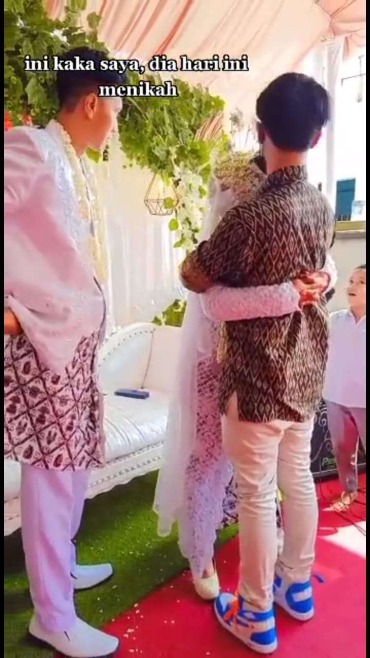 Pengatin Wanita Memeluk Seorang Pria di Pelaminan Sambil Menangis