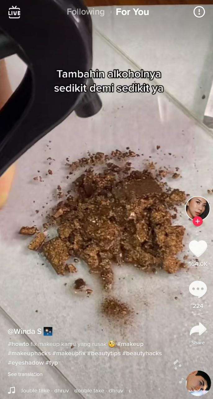 Menyemprotkan Alkohol Pada Isi Palet Makeup