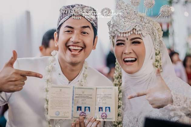 Zikri dan Henny