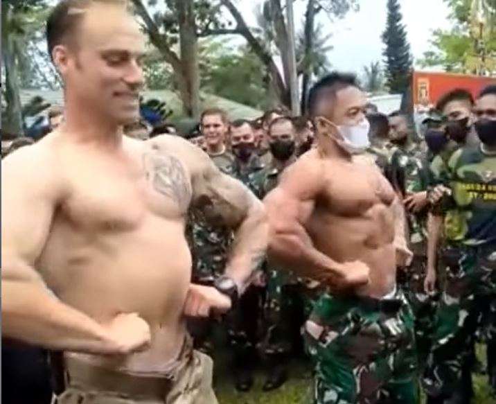 Battle otot TNI dan tentara AS