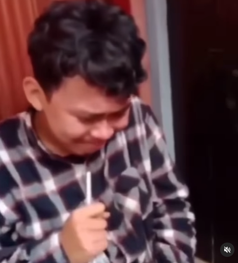 Potret Pria yang Menangis Karena Cintanya Ditolak