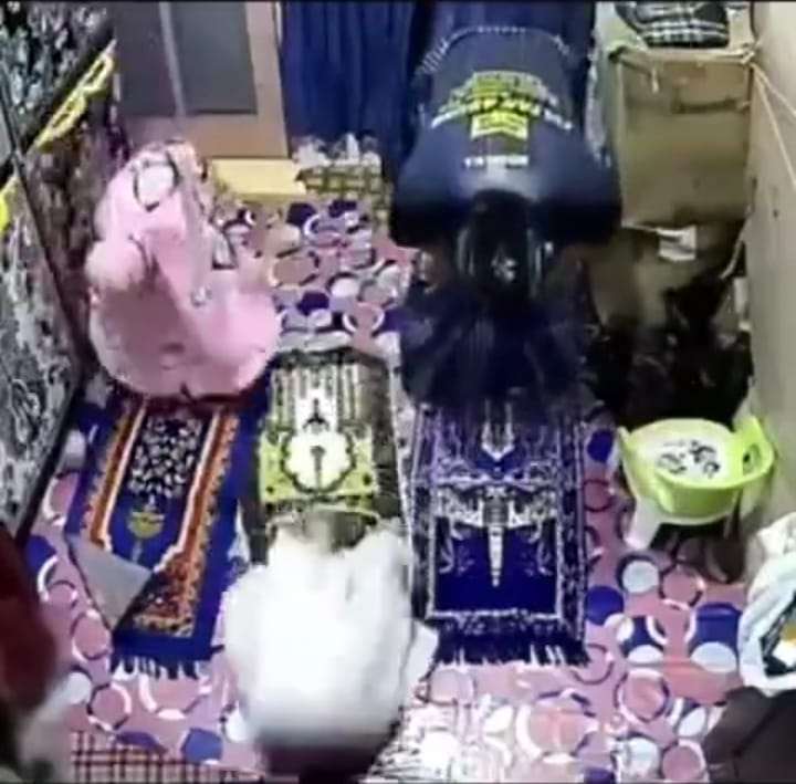 Seorang Anak Atraksi saat Sholat Berjamaah