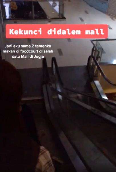 Mau ngakak tapi kasihan, terkunci di mall gara-gara keasyikan ngobrol.