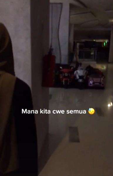 Mau ngakak tapi kasihan, terkunci di mall gara-gara keasyikan ngobrol.