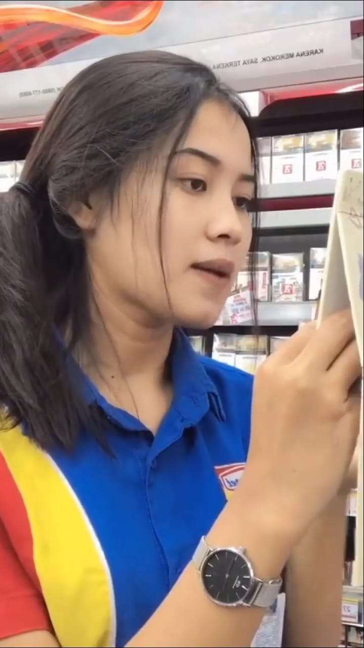 Karyawan Cantik di Minimarket