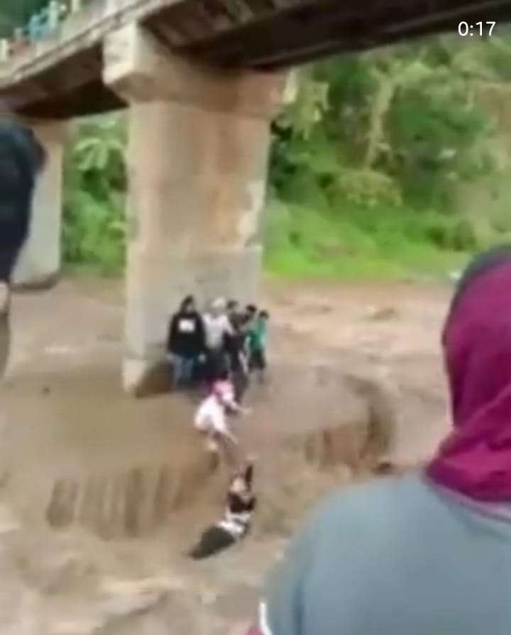 Sekelompok Remaja Terjebak Banjir di Bawah Jembatan