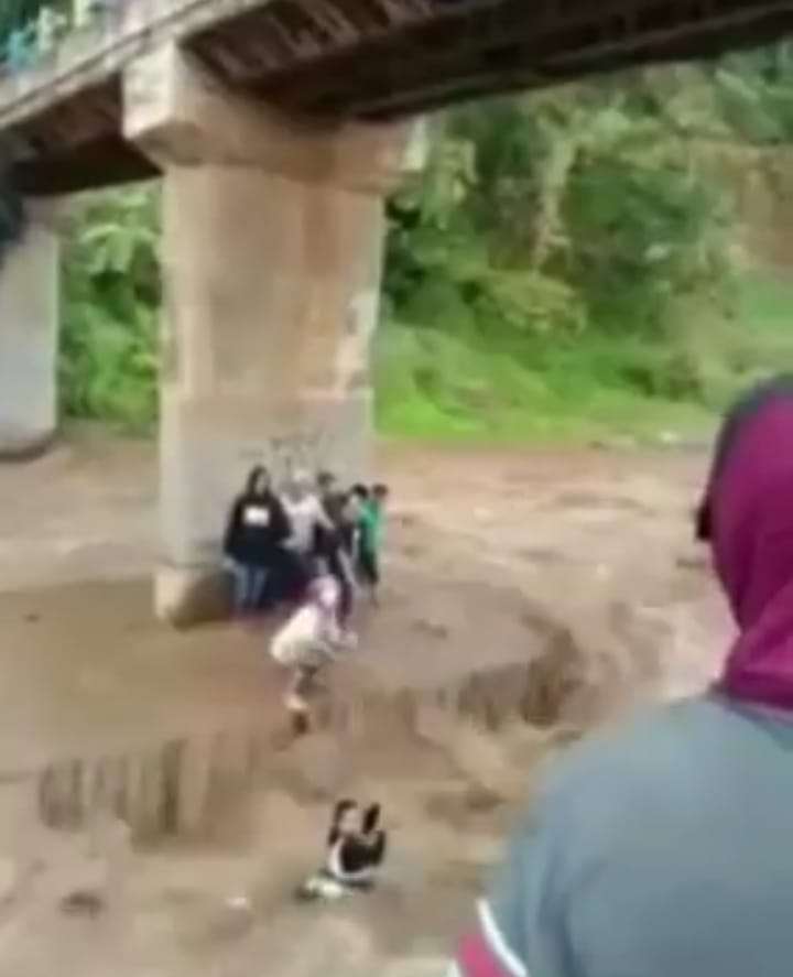 Dievakuasi Warga dengan Tali