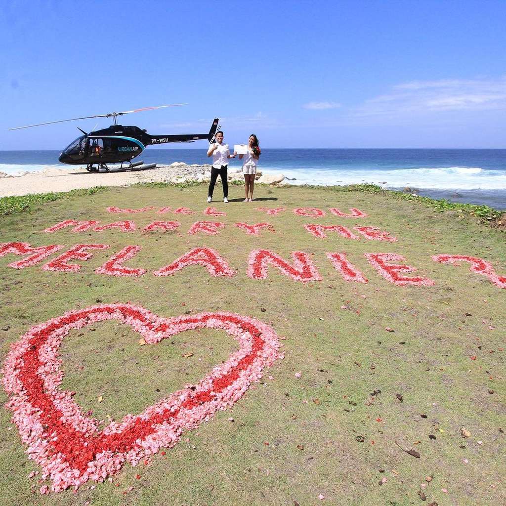 Melanie Putria dilamar kekasihnya