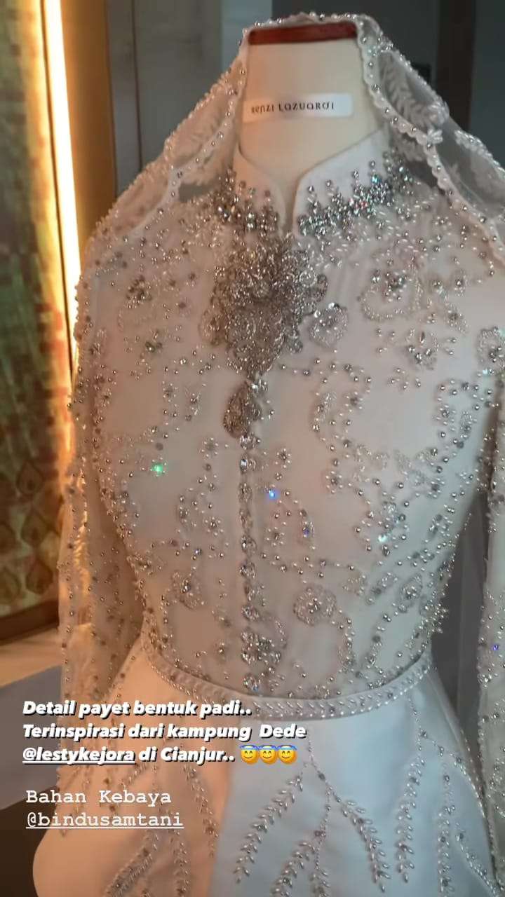 Kebaya Rancangan Renzi Lazuardi