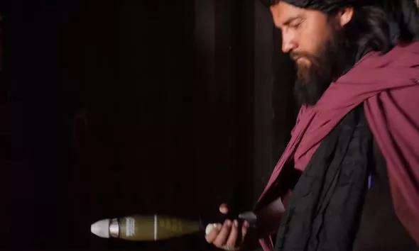 Seorang komandan Taliban memeriksa mortir baru milik militer AS.