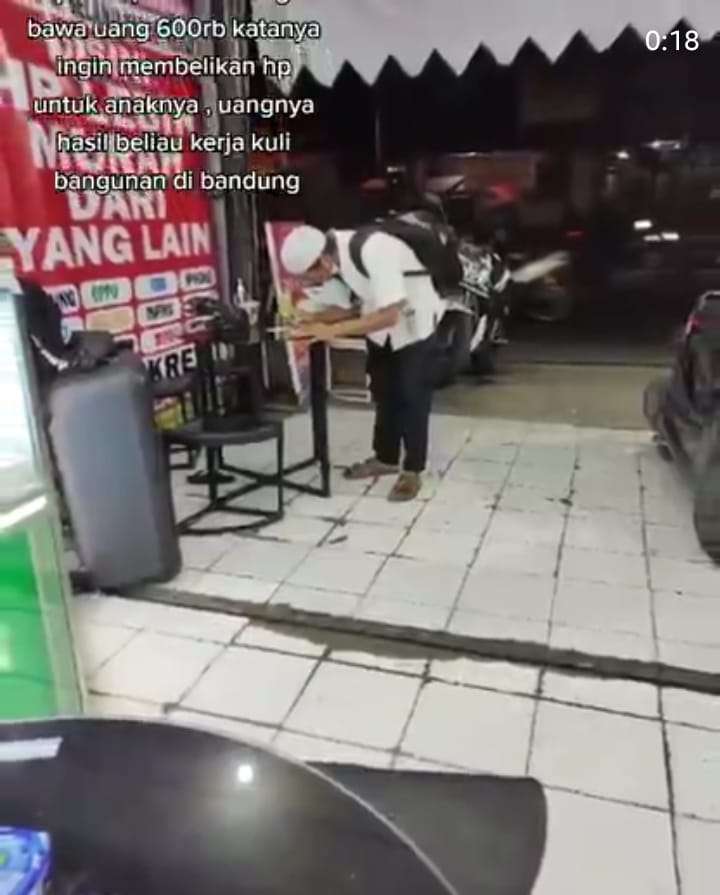 Perjuangan Seorang Bapak Belikan Anaknya HP
