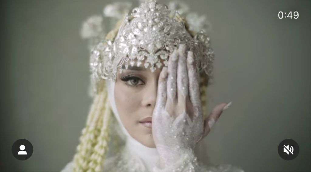 White Henna Karya Barbie Ima di Tangan Lesti Kejora