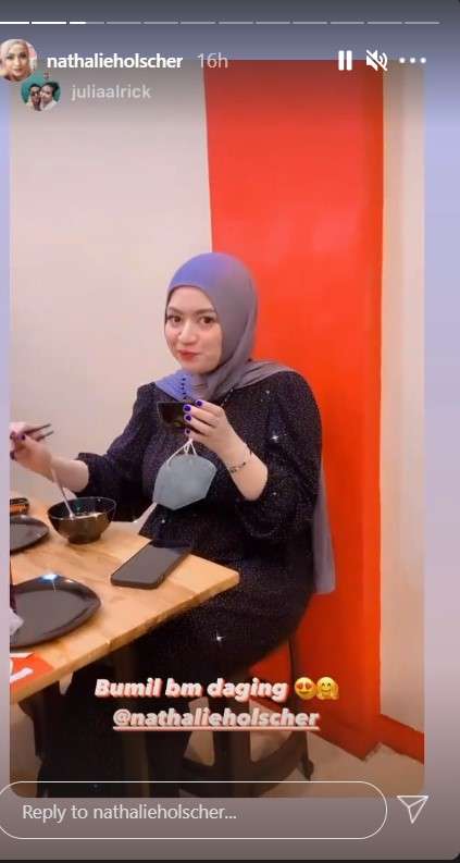 Nathalie sedang makan daging di restoran bareng teman