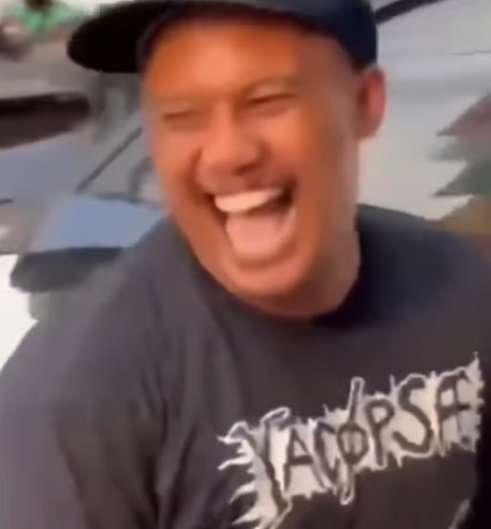 Pria berkaos hitam