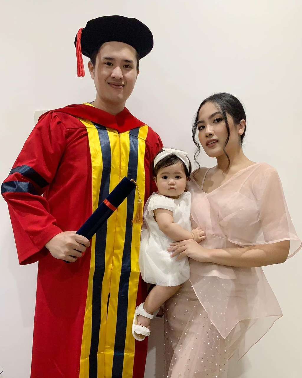 Geizia Tania putri Elma Theana temani suami wisuda