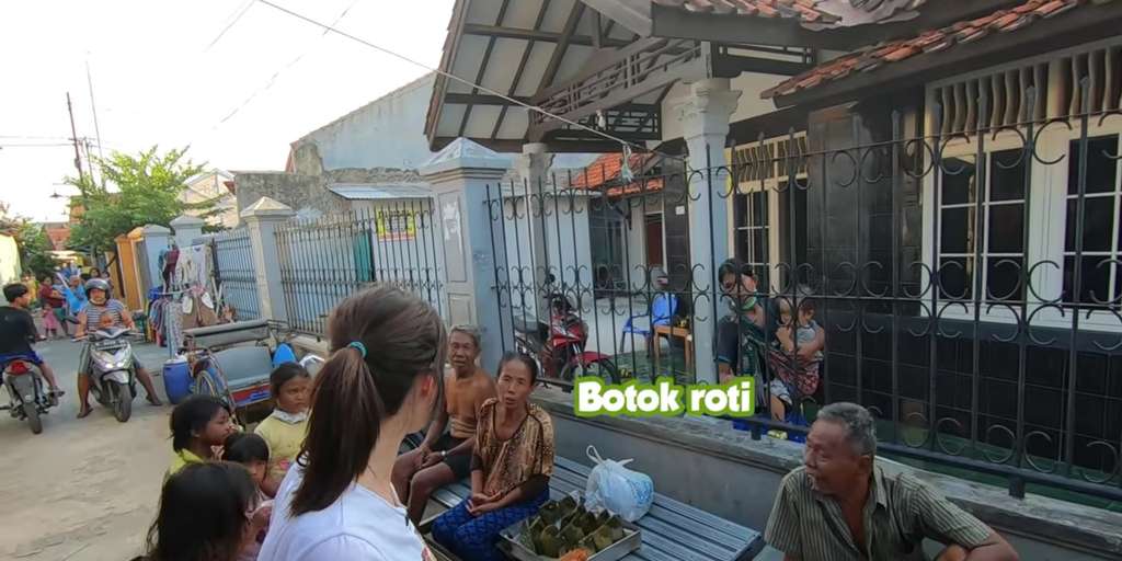 Viola ditawari botok roti