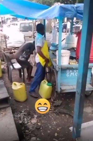 Aksi penjual makanan di India bikin auto mual.