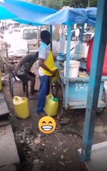 Aksi penjual makanan di India bikin auto mual.