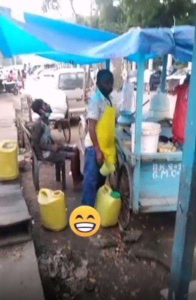 Aksi penjual makanan di India bikin auto mual.