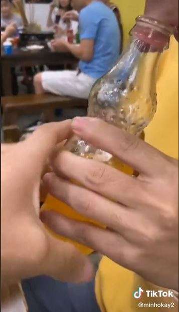 bibir terjebak di dalam botol bibir terjebak di dalam botol