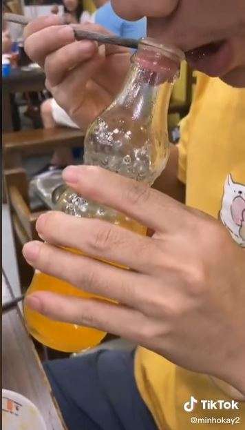 bibir terjebak di dalam botol bibir terjebak di dalam botol