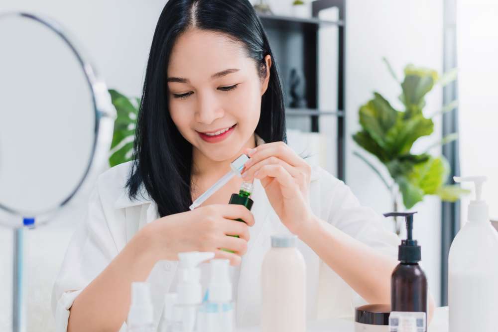 Memakai Serum Wajah