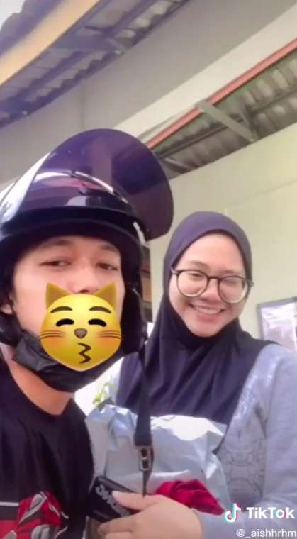 Kisah percintaan kurir dan pelanggan
