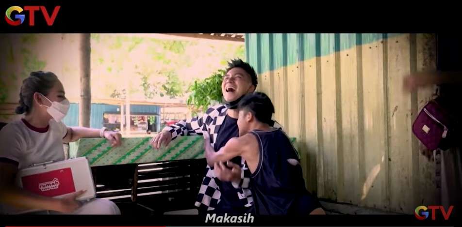 Iwan memeluk Baim Wong