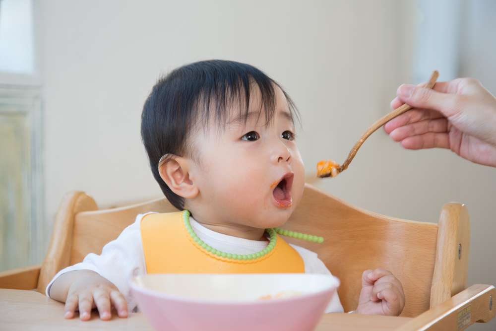 Dampingi Si Kecil MPASI, Pastikan Kebutuhan Nutrisinya Terpenuhi Ya Moms