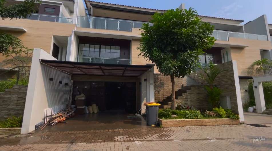 Tampak depan rumah Syahnaz dan Jeje