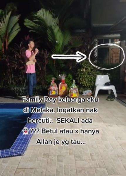 Tampak sosok putih tembus pandang di balik teralis jendela villa.
