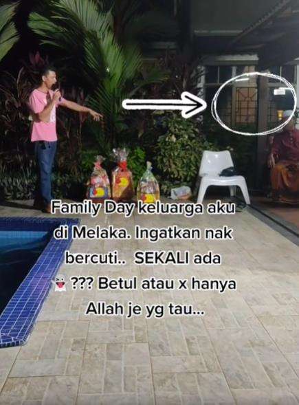 Di dalam bungalow kosong, anggota keluarga di luar semua.