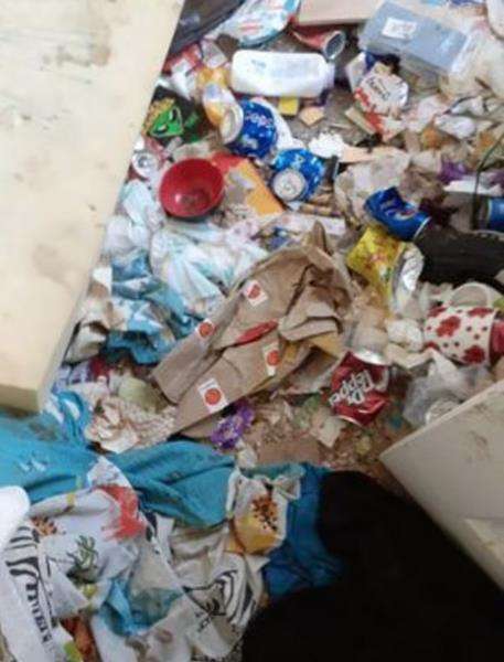 Kondisi dalam rumah kontrakan bikin pingsan.